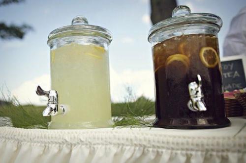 Lemonade and tea served before the ceremony